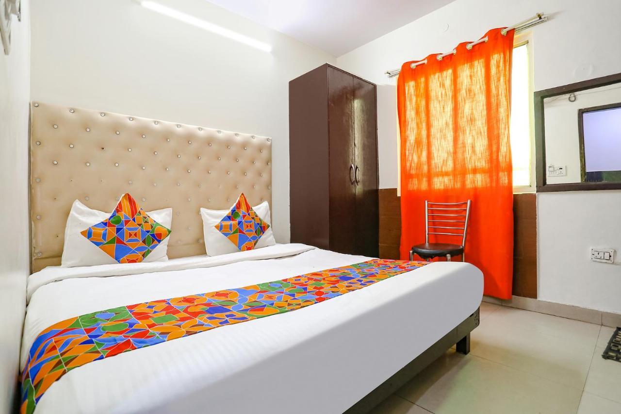 โอโย แฟล็กชิป 75558 เดอะ กัวร์ ลาซิซ โฮเทล ใกล้สถานีรถไฟใต้ดินลัชปัตนคร Hotel นิวเดลี ภายนอก รูปภาพ