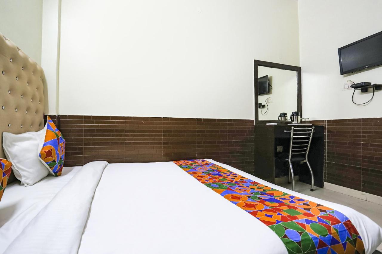 โอโย แฟล็กชิป 75558 เดอะ กัวร์ ลาซิซ โฮเทล ใกล้สถานีรถไฟใต้ดินลัชปัตนคร Hotel นิวเดลี ภายนอก รูปภาพ