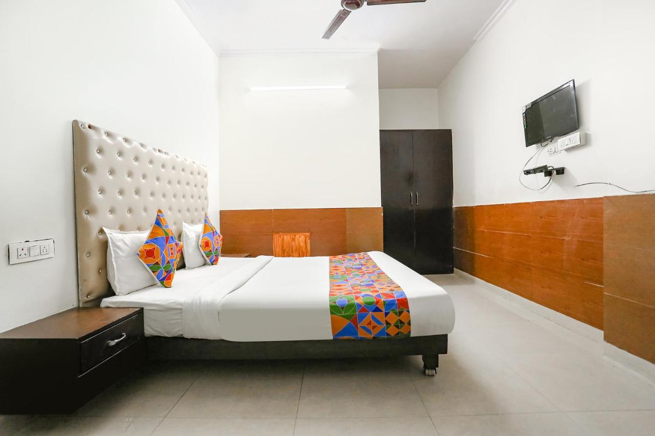 โอโย แฟล็กชิป 75558 เดอะ กัวร์ ลาซิซ โฮเทล ใกล้สถานีรถไฟใต้ดินลัชปัตนคร Hotel นิวเดลี ภายนอก รูปภาพ
